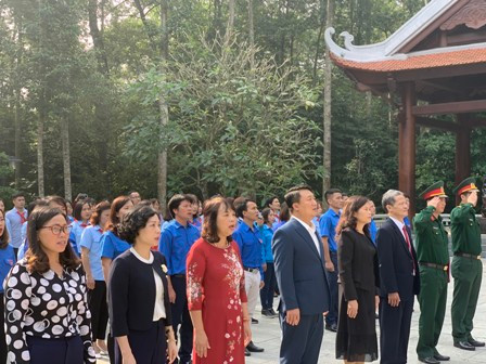 Các đại biểu cùng hơn 300 đoàn viên, thanh niên làm lễ dâng hương tưởng nhớ Bác Hồ kính yêu Các đại biểu cùng hơn 300 đoàn viên, thanh niên làm lễ dâng hương tưởng nhớ Bác Hồ kính yêu