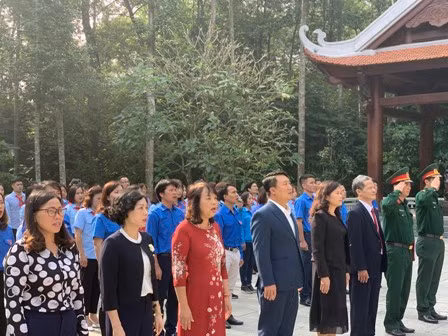 Các đại biểu cùng hơn 300 đoàn viên, thanh niên làm lễ dâng hương tưởng nhớ Bác Hồ kính yêu