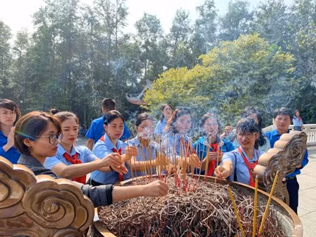 Thành đoàn - Hội đồng Đội thành phố tổ chức lễ báo công, dâng hương tại đền thờ Bác Hồ.