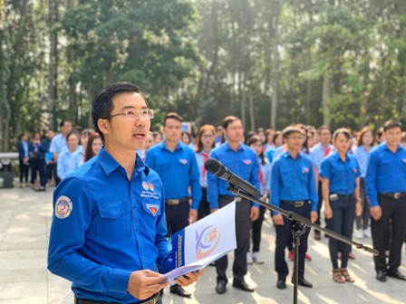 Đồng chí Nguyễn Nhật Linh – Bí thư Đoàn Thanh niên trường Đại học Kinh tế Quốc dân Hà Nội phát biểu tại lễ báo công, dâng dương tại đền thờ Bác Hồ Đồng chí Nguyễn Nhật Linh – Bí thư Đoàn Thanh niên trường Đại học Kinh tế Quốc dân Hà Nội phát biểu tại lễ báo công, dâng dương tại đền thờ Bác Hồ