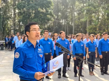Đồng chí Nguyễn Nhật Linh – Bí thư Đoàn Thanh niên trường Đại học Kinh tế Quốc dân Hà Nội phát biểu tại lễ báo công, dâng dương tại đền thờ Bác Hồ