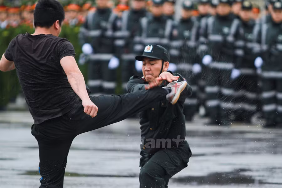Tuyệt kỹ khí công của cảnh sát cơ động