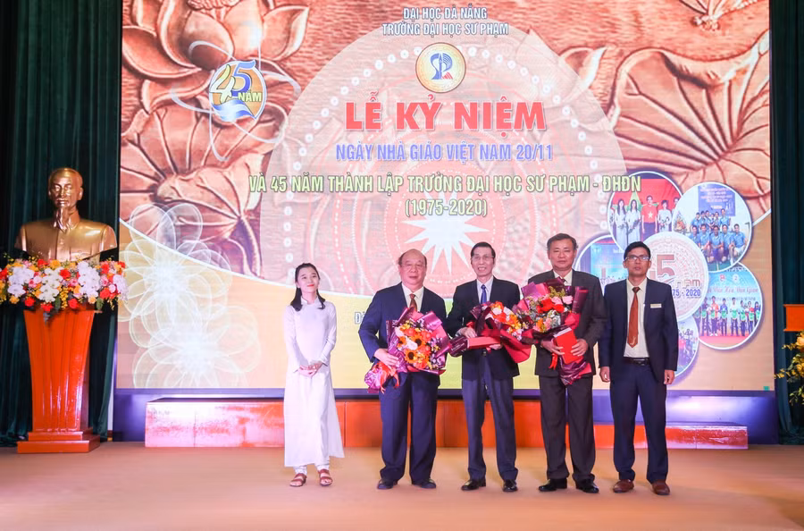 Tặng hoa tri ân Hiệu trưởng trường ĐH Sư phạm, ĐH Đà Nẵng qua các thời kỳ