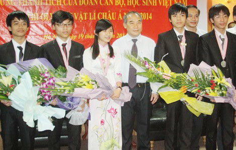 Thứ trưởng Bộ GD&ĐT Nguyễn Vinh Hiển đón đoàn học sinh dự thi Olympic Vật lý châu Á chiến thắng trở về (Hà Nội ngày 19/5) Thứ trưởng Bộ GD&ĐT Nguyễn Vinh Hiển đón đoàn học sinh dự thi Olympic Vật lý châu Á chiến thắng trở về (Hà Nội ngày 19/5)