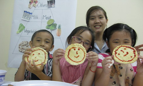 Các em thực hành làm bánh Pizza trong Chương trình OSI 2013 Các em thực hành làm bánh Pizza trong Chương trình OSI 2013