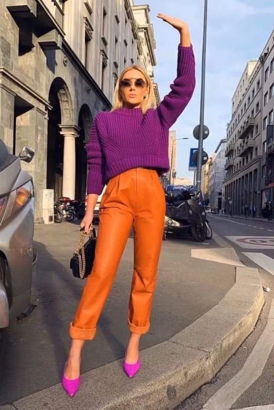 Cây tím sành điệu khi được mix cùng quần bóng màu cam