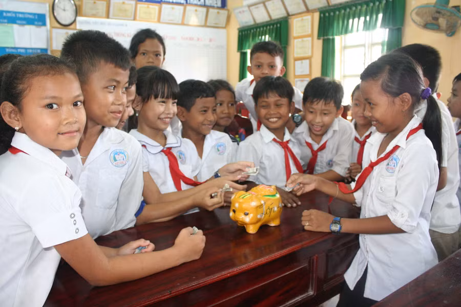 Các em HS cùng nuôi heo đất đến dịp Tết đến, xuân về tặng bạn những phần quà ý nghĩa.