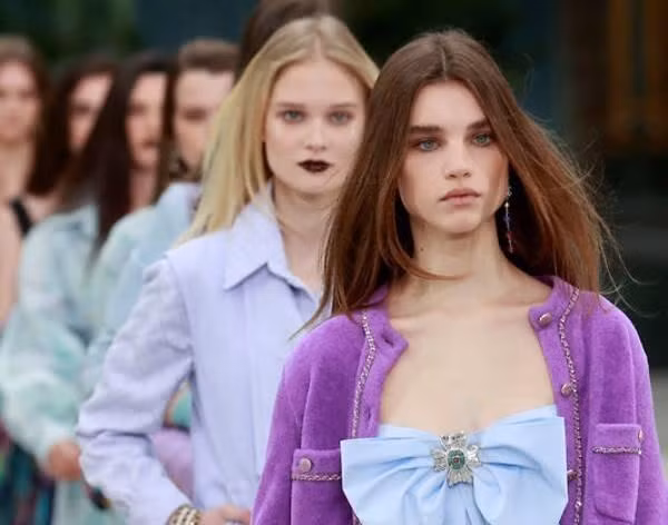 Ngọc Trinh mặc đẹp với gam màu tím khó nhằn