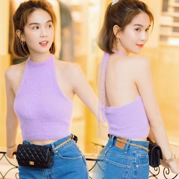 Một chút đáng yêu, dễ thương khi Ngọc Trinh diện kiểu áo yếm chất liệu len hở lưng mix cùng jeans lưng cao và túi đeo ngang eo.