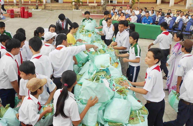 HS Trường THCS Nguyễn Trãi (thị xã Ngã Bảy, Hậu Giang) quyên góp Hũ gạo tình bạn giúp bạn nghèo dịp Tết Nguyên đán.