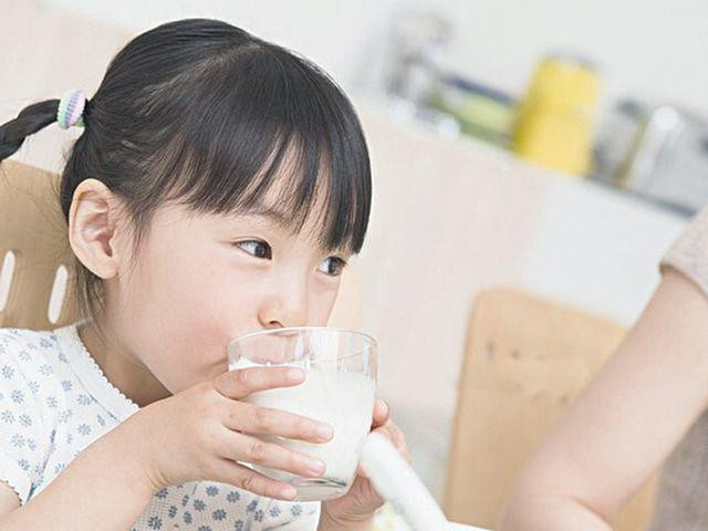 Chuyên gia cảnh báo trẻ nhỏ nghiện uống trà sữa có thể không phát triển chiều cao-4