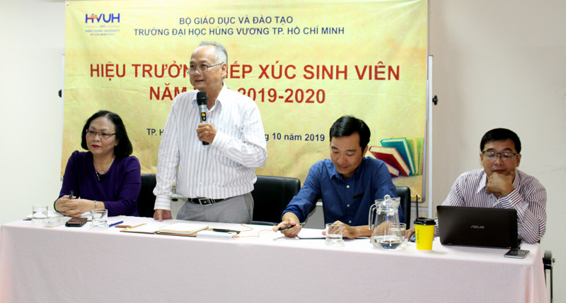 PGS.TS Đỗ Văn Xê phát biểu tại buổi tiếp xúc với SV Trường ĐH Hùng Vương, TPHCM. Ảnh: NVCC