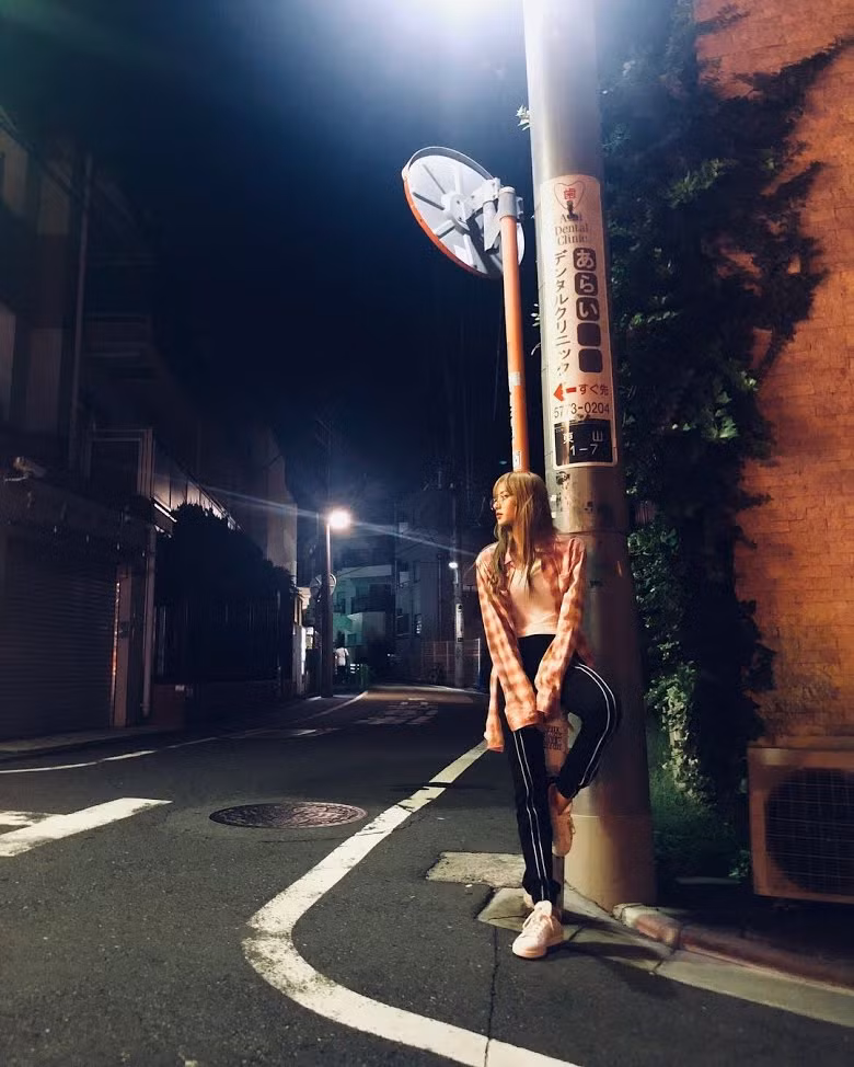 Mặc trang phục giống các nam thần tượng, Lisa đẹp bất phân thắng bại ảnh 3