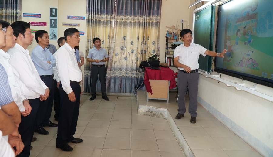 Ngành Giáo dục Quế Phong, Nghệ An tiếp nhận phòng học thông minh do đơn vị tài trợ tặng Trường THCS Kim Sơn. Ngành Giáo dục Quế Phong, Nghệ An tiếp nhận phòng học thông minh do đơn vị tài trợ tặng Trường THCS Kim Sơn.