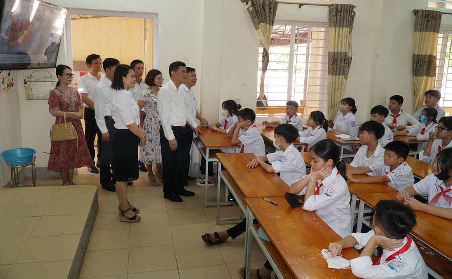 Đoàn công tác Sở GD&ĐT Nghệ An và Phòng GD&ĐT TP Vinh đến thăm Trường THCS Hưng Hòa (TP Vinh). Đoàn công tác Sở GD&ĐT Nghệ An và Phòng GD&ĐT TP Vinh đến thăm Trường THCS Hưng Hòa (TP Vinh).