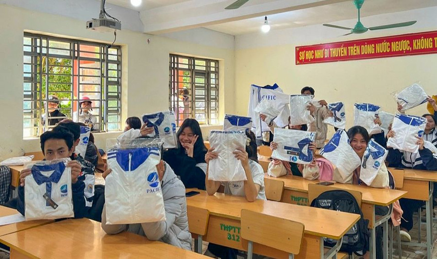 Học sinh lớp 11B, Trường THPT huyện Tuần Giáo vui mừng nhận áo mới từ thầy giáo chủ nhiệm trong ngày đầu ra lớp.