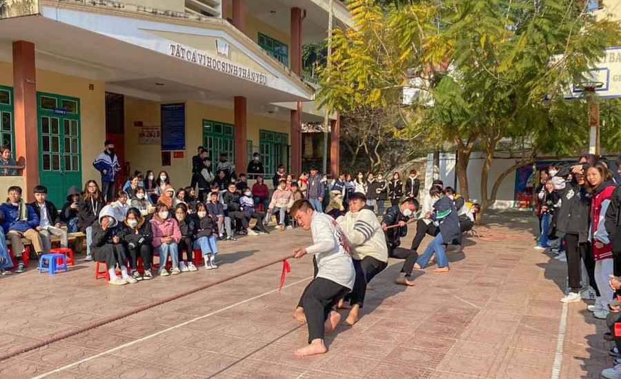 Học sinh Trường THPT huyện Tuần Giáo tham gia giải kéo co đầu Xuân.