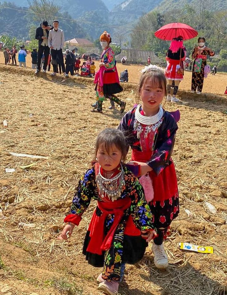 Học sinh tham gia hội Xuân tại xã Tả Phìn, huyện Tủa Chùa.