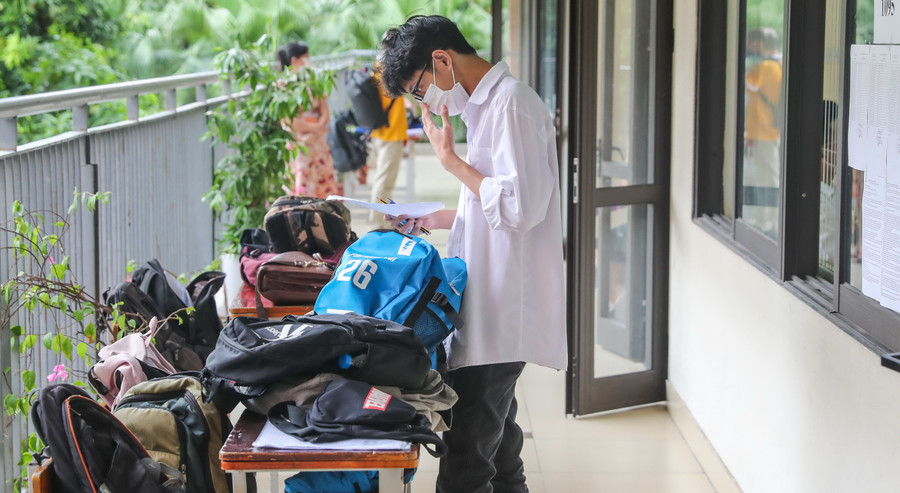 Theo quy định của Kỳ thi tốt nghiệp THPT 2022, vật dụng cá nhân của thí sinh phải để cách phòng thi tối thiểu 25m. Ảnh: INT Theo quy định của Kỳ thi tốt nghiệp THPT 2022, vật dụng cá nhân của thí sinh phải để cách phòng thi tối thiểu 25m. Ảnh: INT