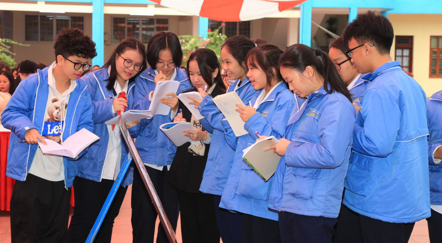 Học sinh được nhận xét chéo lẫn nhau trong tiết học Ngữ văn.