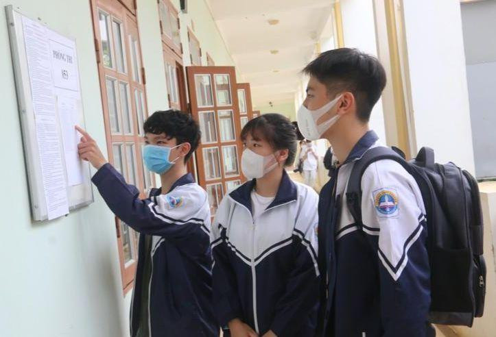 Các thí sinh đến sớm để chờ thi môn Toán tại điểm thi Trường chuyên Sơn La. Các thí sinh đến sớm để chờ thi môn Toán tại điểm thi Trường chuyên Sơn La.