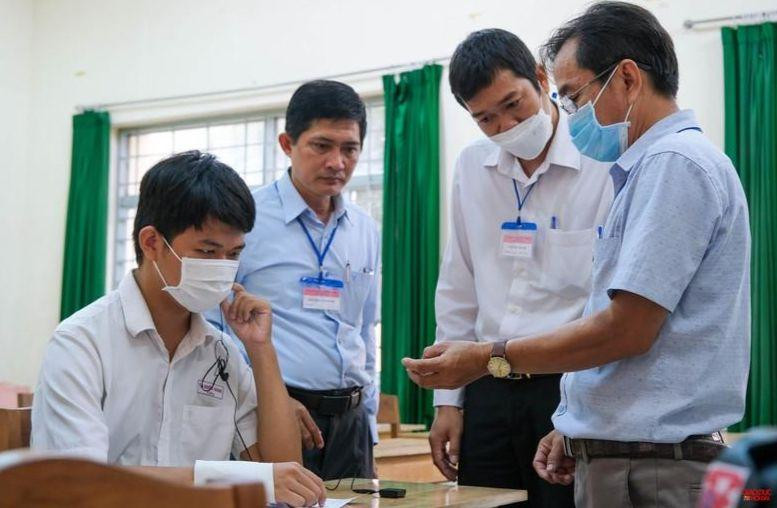 Phó Trưởng điểm thi hướng dẫn cán bộ sử dụng thiết bị ghi âm, bảo đảm an toàn trong suốt quá trình thi. Phó Trưởng điểm thi hướng dẫn cán bộ sử dụng thiết bị ghi âm, bảo đảm an toàn trong suốt quá trình thi.