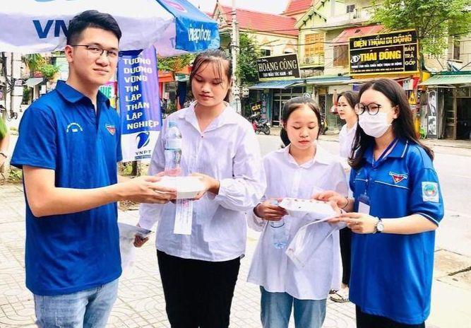 Đoàn Thanh niên huyện Tương Dương (Nghệ An) phát cơm trưa miễn phí cho các thí sinh. Đoàn Thanh niên huyện Tương Dương (Nghệ An) phát cơm trưa miễn phí cho các thí sinh.