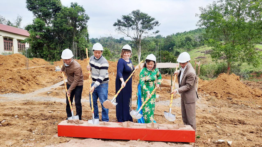 Bà Carin Holroyd trong lễ khởi công xây Điểm trường mầm non thôn Vầng, xã Ba Tầng. Bà Carin Holroyd trong lễ khởi công xây Điểm trường mầm non thôn Vầng, xã Ba Tầng.