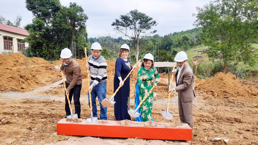 Bà Carin Holroyd trong lễ khởi công xây Điểm trường mầm non thôn Vầng, xã Ba Tầng.