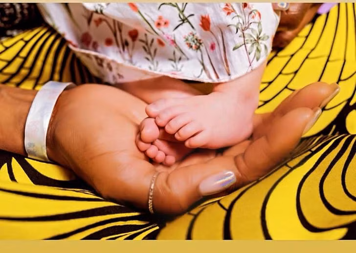 Naomi Campbell chia sẻ hình ảnh bàn chân của cô con gái đầu lòng.