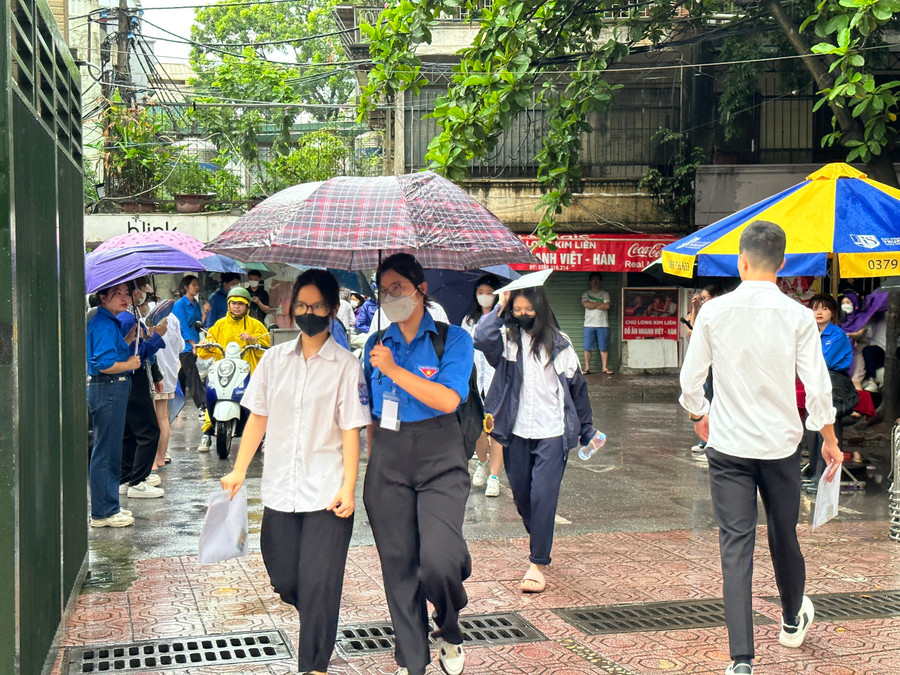Học sinh Hà Nội thi tuyển vào lớp 10 năm học 2023-2024. Học sinh Hà Nội thi tuyển vào lớp 10 năm học 2023-2024.