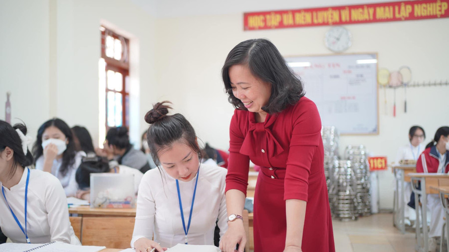 Vị thế thích hợp của nhà giáo và sự tôn trọng của công chúng đối với nghề dạy học có tầm quan trọng thiết yếu trong việc thực thi mục tiêu, mục đích giáo dục. Ảnh: Cô trò Trường THPT Công nghiệp (Hòa Bình).
