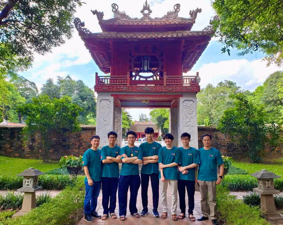 Đội tuyển Olympic Vật lí quốc tế 2023.