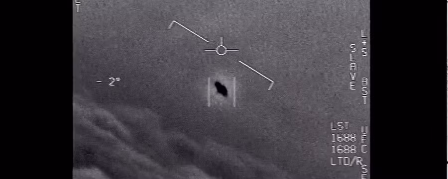 Bức ảnh trong đoạn video được giải mật cho thấy thiết bị bay có thể đứng yên trong gió trên cao. Ảnh: AP