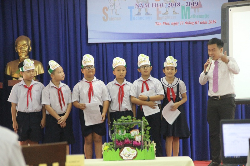 Lớp 4/1 với sự chuẩn bị công phu, thuyết trình tốt đã giành giải Nhất ở Vòng 1