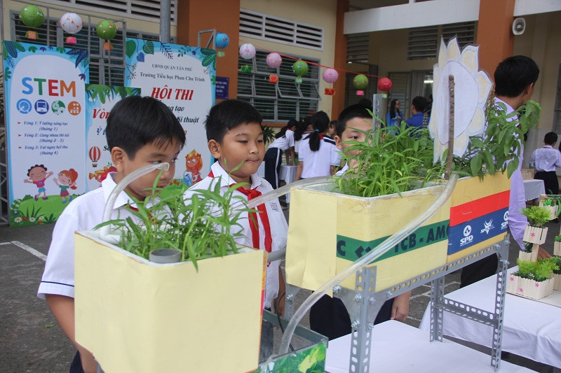Các mô hình vườn rau sạch đặt trưng bày tại hội thi thu hút nhiều học sinh