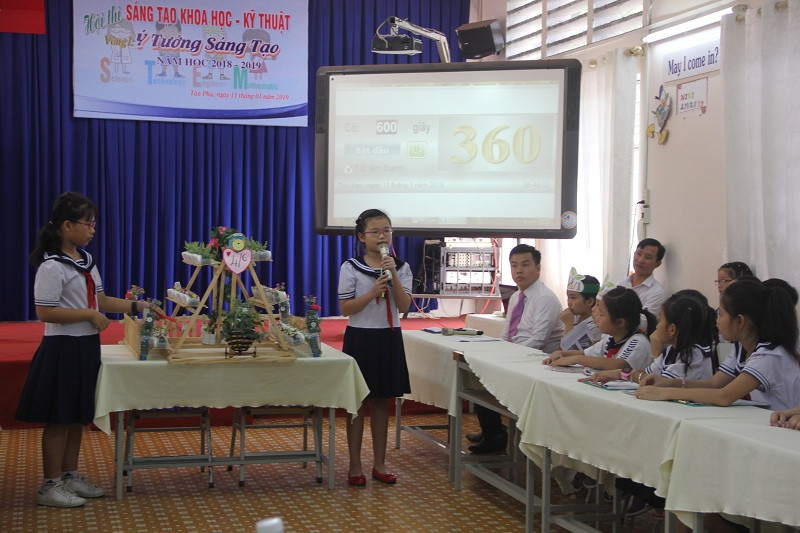 Học sinh lớp 4/6 (đội giành giải Nhì của vòng Ý tưởng sáng tạo) chia sẻ về mô hình vườn rau làm từ đồ tái chế