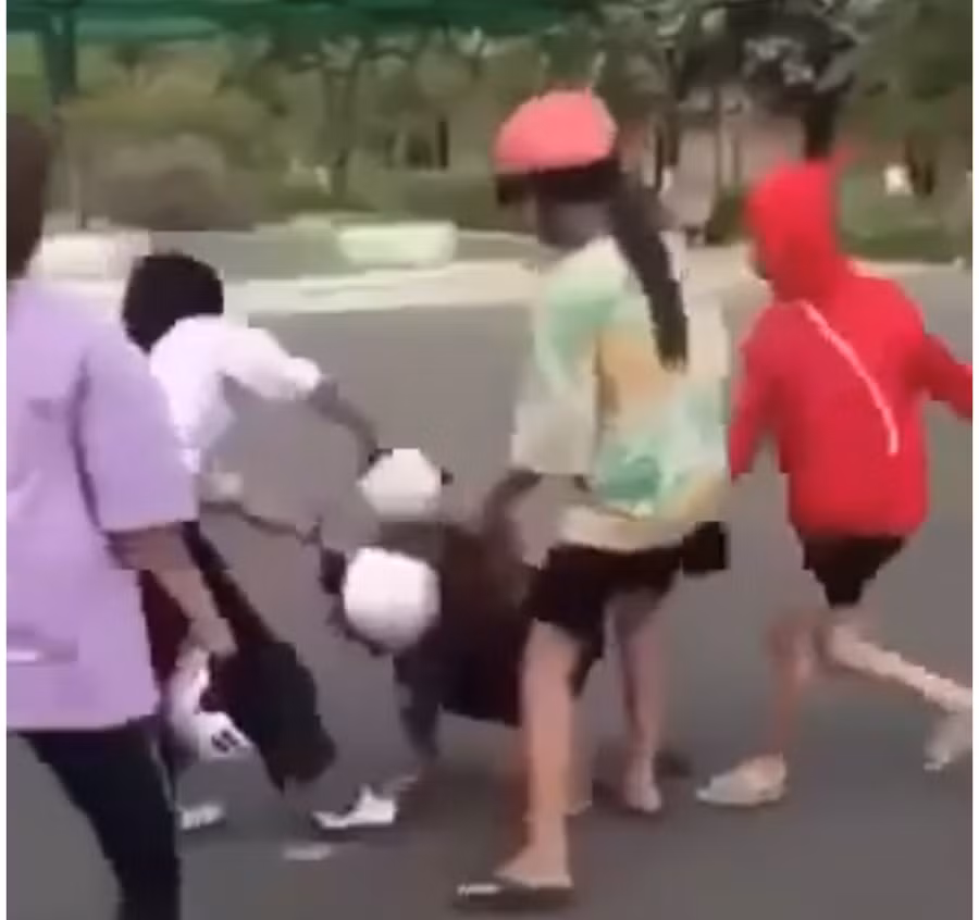Cảnh 4 nữ sinh đánh bạn cùng trường. Ảnh cắt từ clip.