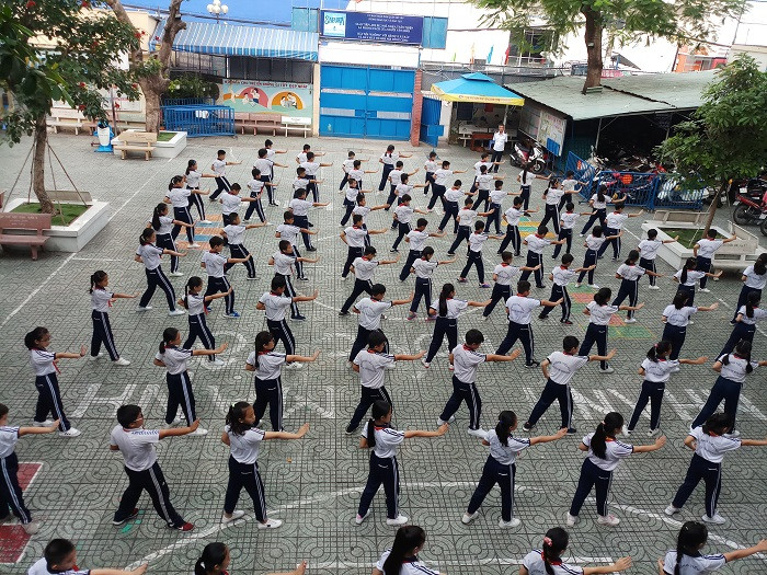 Học sinh thích thú với bài tập thể dục trên nền nhạc võ Học sinh thích thú với bài tập thể dục trên nền nhạc võ