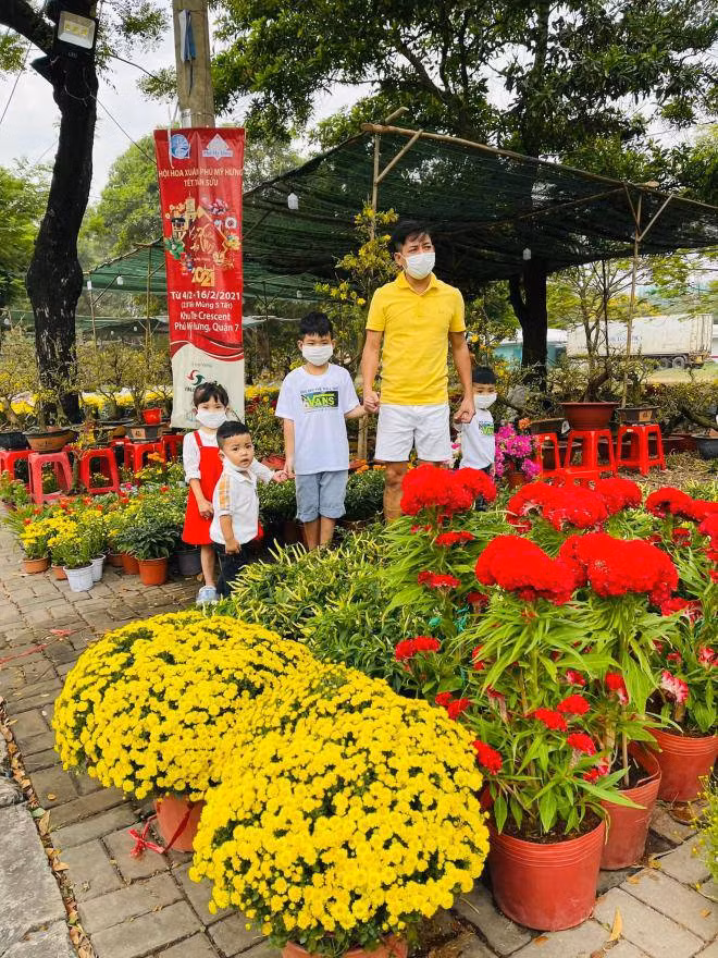 Tạm quên đi nỗi buồn mất cây mai trị giá gần 100 triệu đồng, cả gia đình Hải Băng đi chợ hoa ngày Tết.