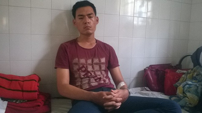 Anh Đặng Anh Tuấn thẫn thờ trong bệnh viện. Anh Đặng Anh Tuấn thẫn thờ trong bệnh viện.