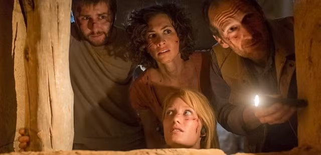 Các nhà khảo cổ và các phóng viên trong đoàn nghiên cứu