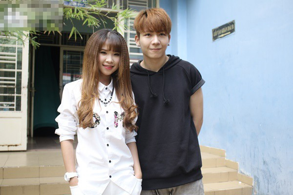 Nữ ca sĩ Khởi My từng vướng vào tin đồn tình cảm với thành viên Kelvin Huy Khánh của nhóm La Thăng nhưng cô cho biết họ chỉ là bạn bè. Quán quân Gương mặt thân quen chia sẻ, tình cảm của cô đối với đàn ông chỉ dừng lại ở mức rung động. Ngoài ra, Khởi My cũng được mẹ khuyên không nên yêu sớm để tránh đau khổ như bà. Nữ ca sĩ Khởi My từng vướng vào tin đồn tình cảm với thành viên Kelvin Huy Khánh của nhóm La Thăng nhưng cô cho biết họ chỉ là bạn bè. Quán quân Gương mặt thân quen chia sẻ, tình cảm của cô đối với đàn ông chỉ dừng lại ở mức rung động. Ngoài ra, Khởi My cũng được mẹ khuyên không nên yêu sớm để tránh đau khổ như bà.