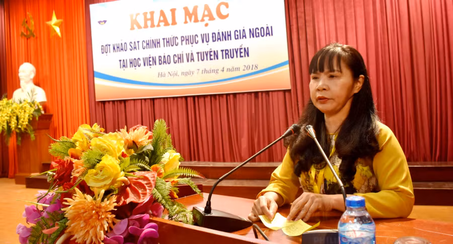 PGS.TS Nguyễn Phương Nga – Giám đốc Trung tâm Kiểm định chất lượng giáo dục, cố vấn đoàn đánh giá ngoài - phát biểu tại buổi lễ