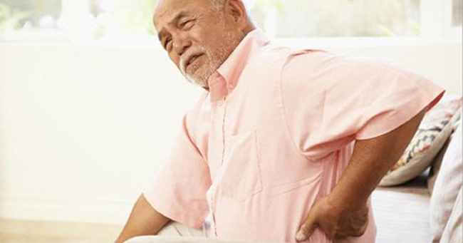 Nếu nhà bạn có người cao tuổi, nhắc họ tuyệt đối không làm 8 việc hại sức khoẻ này ảnh 3