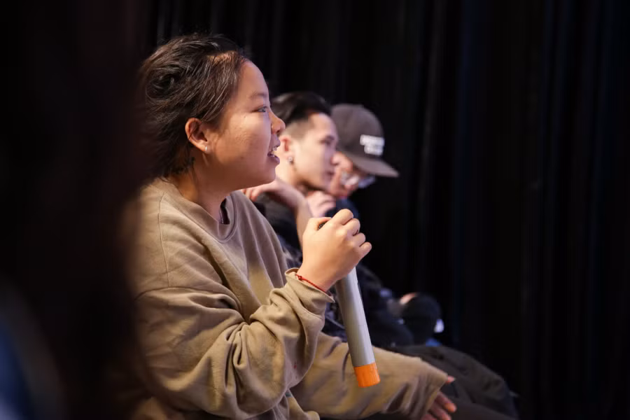 Các bạn trẻ sôi nổi đặt câu hỏi cho diễn giả