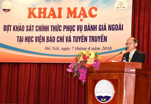 Ông Nguyễn Anh Tuấn – Chánh Văn phòng Trung tâm Kiểm định Chất lượng giáo dục - Hiệp hội các trường ĐH,CĐ Việt Nam – công bố quyết định thành lập đoàn đánh giá ngoài cơ sở giáo dục để khảo sát chính thức Học viện Báo chí và Tuyên truyền