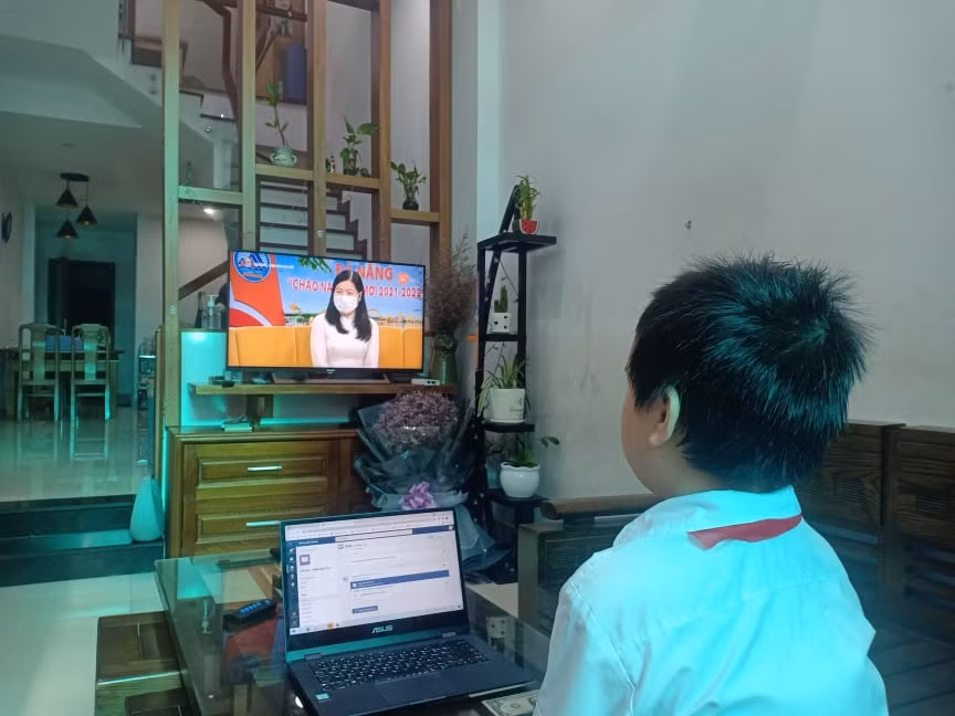 Học sinh Trường Tiểu học Nguyễn Du theo dõi chương trình tọa đàm “Đà Nẵng – Chào năm học mới” trên Đài phát thanh - truyền hình Đà Nẵng