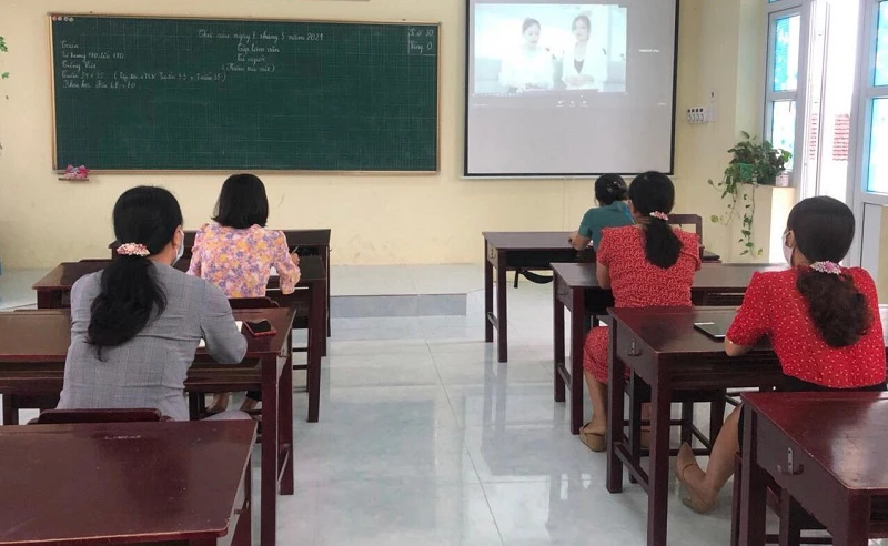 Giáo viên Trường Tiểu học Khánh Nhạc B (Yên Khánh - Ninh Bình) luôn sẵn sàng tâm thế nâng cao chuyên môn nghiệp vụ đáp ứng tiêu chí, yêu cầu dạy học của trường chuẩn. Ảnh: NTCC