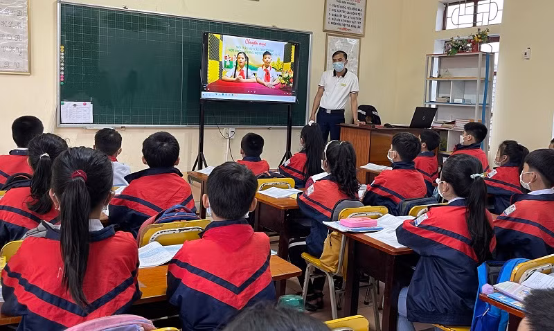 Học sinh Trường Tiểu học Thị trấn Đức Thọ thích thú với Chương trình “Mỗi tuần một câu chuyện đẹp, một cuốn sách hay, một tấm gương sáng”.